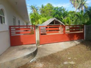 The gate is not locked now, but will be when the other tenant moves in. I don't feel a need for that, but whatever. La clôture n'est pas barrée présentement, mais elle le sera pour l'autre locataire. Je n'en resens pas le besoin, mais en tout cas...