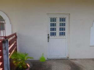 Front door to the neighbouring apartment (tiny studio). Entrée du l'apartement à côté (très petit studio).