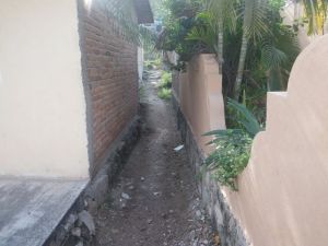 I walked around the big open area and thought I came to a dead end, but found this narrow alley to squeeze through. I landed right in the dining area of a restaurant and was thankfully ignored!